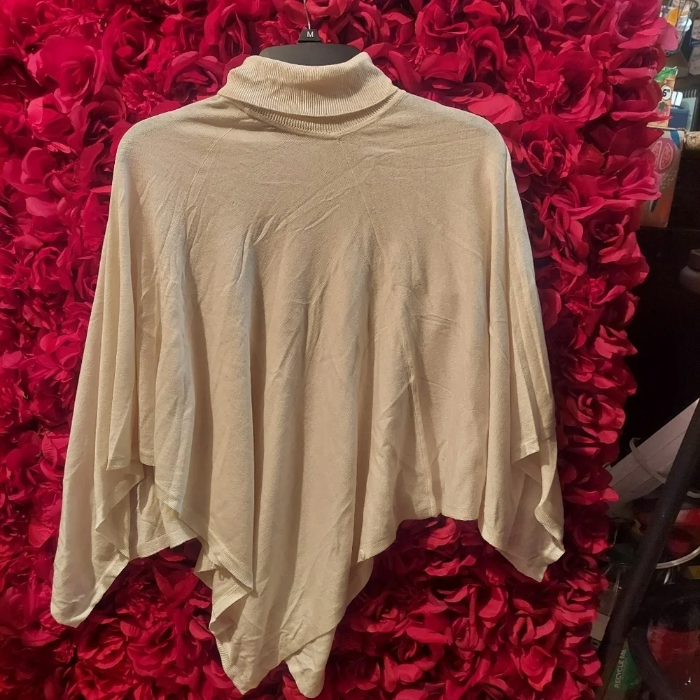 Guess Girls NWT Size M Eggshell Poncho